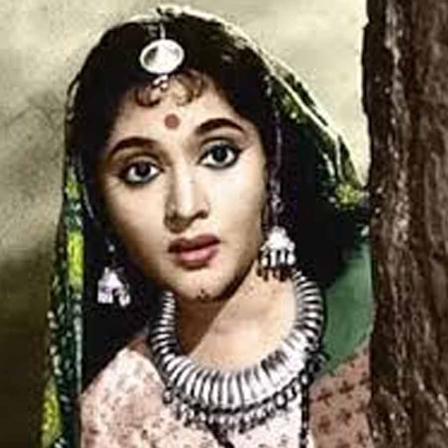 কান পাতলে শোনা যায়, ১৯৬৪ সালে মুক্তিপ্রাপ্ত ‘সঙ্গম’ ছবির শুটিংয়ের সময় বলি অভিনেত্রী বৈজয়ন্তীমালার সঙ্গে বন্ধুত্ব হয়েছিল রাজেন্দ্রের। পরে সেই সখ্যই পরিণতি পায় প্রেমে। এই নায়িকাকেও বিয়ে করতে চেয়েছিলেন রাজেন্দ্র।