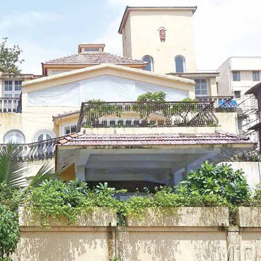 রাজেন্দ্রের কেরিয়ারপতনের জন্য অনেকে আবার একটি ‘ভূতুড়ে’ বাংলোকেও দায়ী করেন। মুম্বইয়ের কার্টার রোডে সমুদ্রের ধারে ‘আশীর্বাদ’ নামের দোতলা একটি বাংলো ছিল। ষাটের দশকে সেই বাংলোটির মালিকানা গিয়েছিল রাজেন্দ্রের কাছে। ৬০ হাজার টাকায় বাংলোটি কিনে নিয়েছিলেন তিনি।