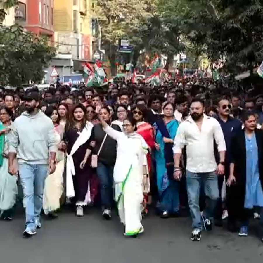 মিছিলে মমতা বন্দ্যোপাধ্যায়। (বাঁ দিকে) দেব। সোহম (ডান দিকে)।