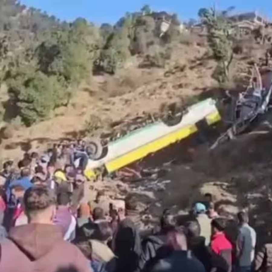 দুর্ঘটনাগ্রস্ত সেই বাস। ছবি: সংগৃহীত।