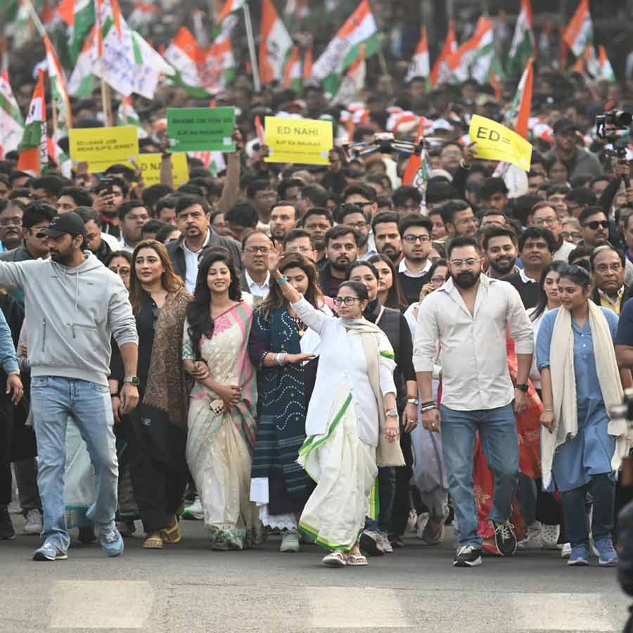 মিছিলে মমতা বন্দ্যোপাধ্যায়। (বাঁ দিকে) দেব। সোহম (ডান দিকে)।