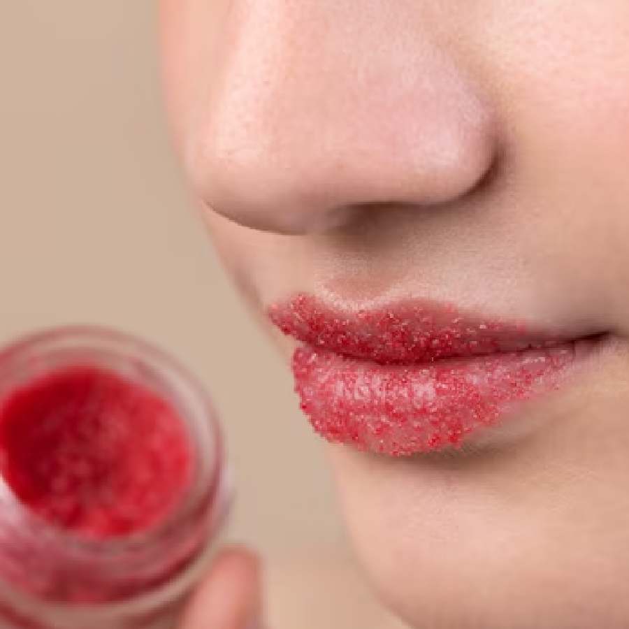 Make DIY lip scrub by using flaxseed at home