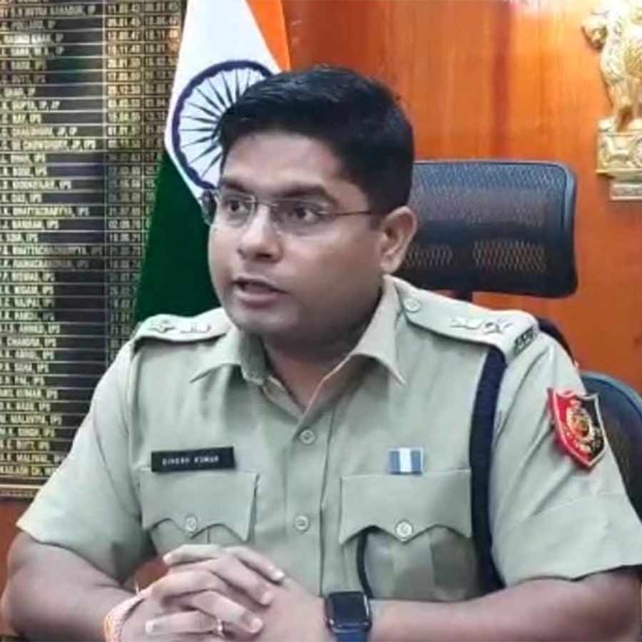 পুলিশ সুপার দীনেশ কুমার।