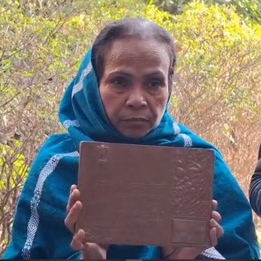 তাম্রপত্র হাতে মুখ্যোপাধ্যায় পরিবারের সদস্য।