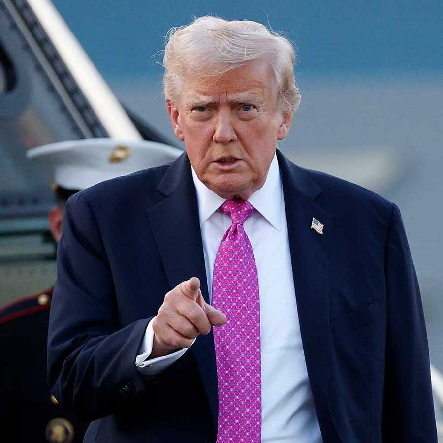 গ্রিনল্যান্ডকে কেন্দ্র করে যুযুধান দুই পক্ষ লড়াইয়ের ময়দানে নামলে নেটোয় যে ফাটল ধরবে, তা নিশ্চিত ভাবে বলাই যায়। বিশ্লেষকদের একাংশের আবার দাবি, সংঘাত চরমে ওঠার আগেই নেটো ত্যাগ করতে পারেন ট্রাম্প। একই হুমকি দিয়ে রেখেছেন ড্যানিশ প্রধানমন্ত্রী। গ্রিনল্যান্ডকে কেন্দ্র করে যে ভাবে উত্তেজনার পারদ চড়ছে তাতে নেটোর ভবিষ্যৎ নিয়ে প্রশ্নচিহ্ন ঝুলে রয়েছে বলে মনে করছেন কূটনৈতিক বিশেষজ্ঞেরা।