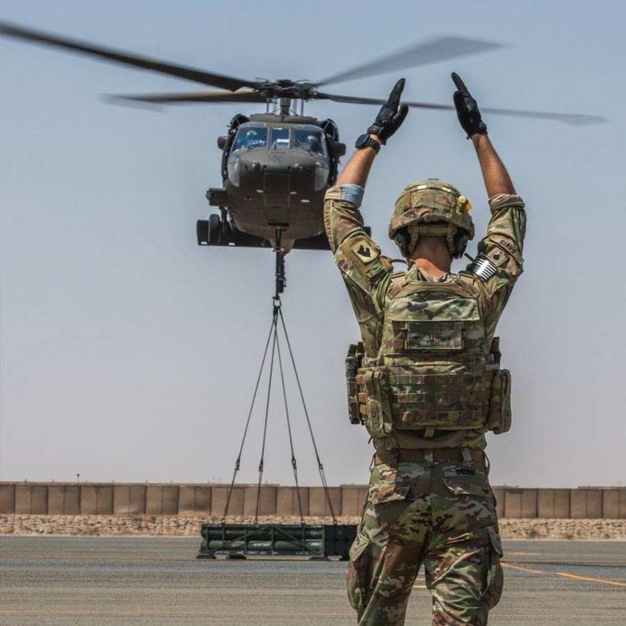 অন্য দিকে রয়্যাল ড্যানিশ বিমানবাহিনীর সদস্যসংখ্যা ৩৬০০। মোট ১১৭টি বিমান রয়েছে ডেনমার্কের বিমানবাহিনীর হাতে। তার মধ্যে মাত্র ৩১টি লড়াকু যুদ্ধবিমান। বিমানবাহিনীর নতুন সংযোজন এফ৩৫-এ স্টেলথ ফাইটার যুদ্ধবিমানটি। এ ছাড়াও পরিবহণের জন্য স্থির ডানার ৪টি বিমান ব্যবহার করে বাহিনীটি। বিশেষ অভিযানের জন্য ৩টি বিমানকে বাহিনীতে স্থান দিয়েছে ড্যানিশ বিমানবাহিনী। ৩৪টি হেলিকপ্টার থাকলেও কোপেনহেগেনের হাতে আপাতত কোনও হামলাকারী হেলিকপ্টার নেই।