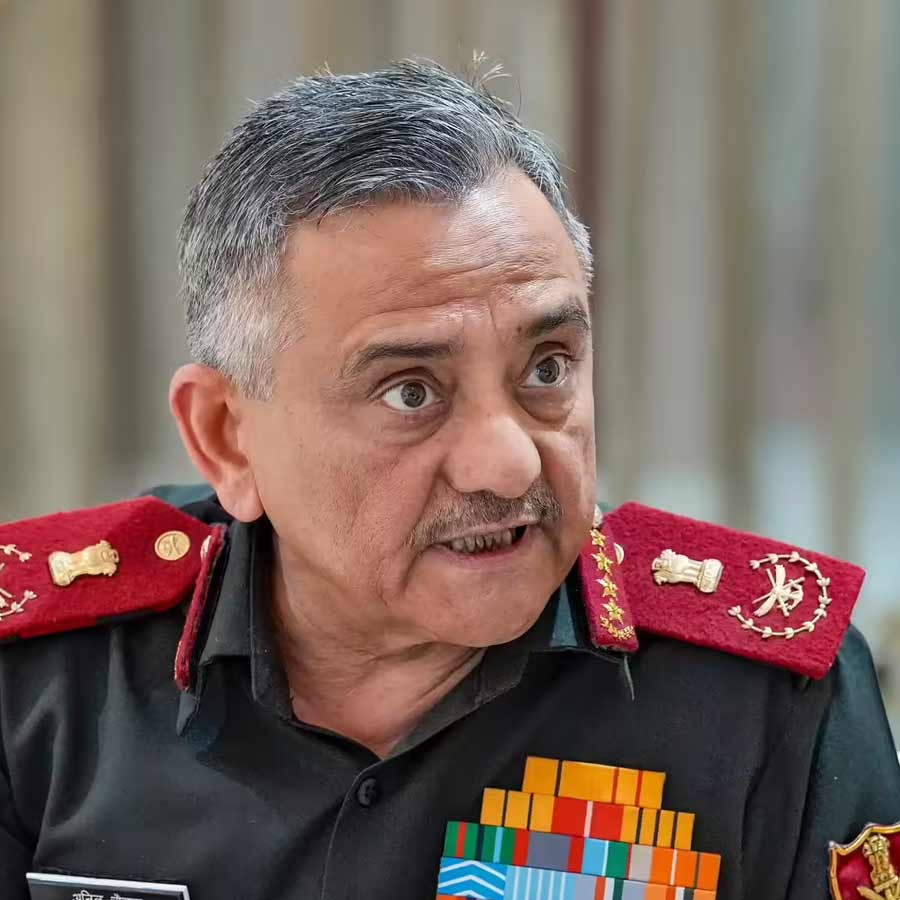 ভারতের সেনা সর্বাধিনায়ক অনিল চৌহান।
