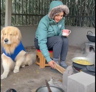 পোষ্যের জন্য মাটির উনুনে রান্নায় ব্যস্ত জয়া।