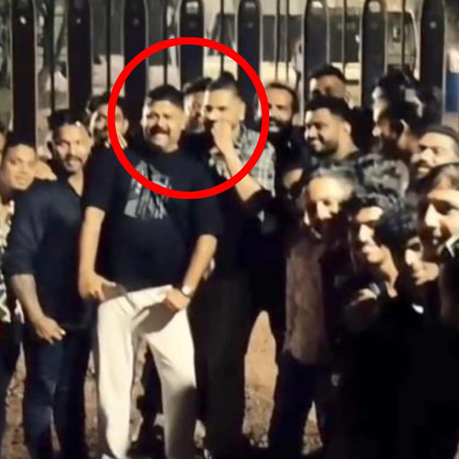 Jail warden suspended after video shows him celebrating gangster\\\\\\\\\\\\\\\'s release in Goa
