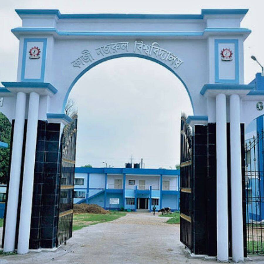 কাজী নজরুল বিশ্ববিদ্যালয়ে।