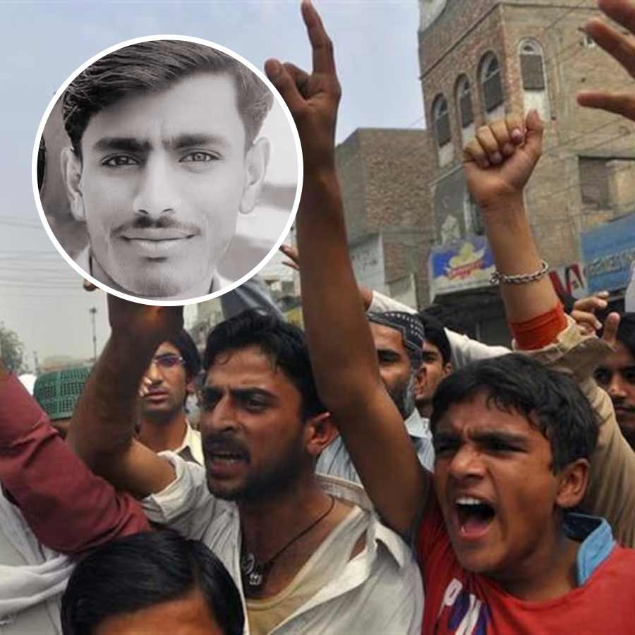 পাকিস্তানের সিন্ধ প্রদেশে পথে স্থানীয়েরা। (ইনসেটে) নিহত কৈলাস কোহলি।