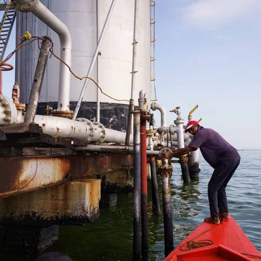 Is China become biggest loser of 10 thousand crore dollars amid US military operation in Venezuela 