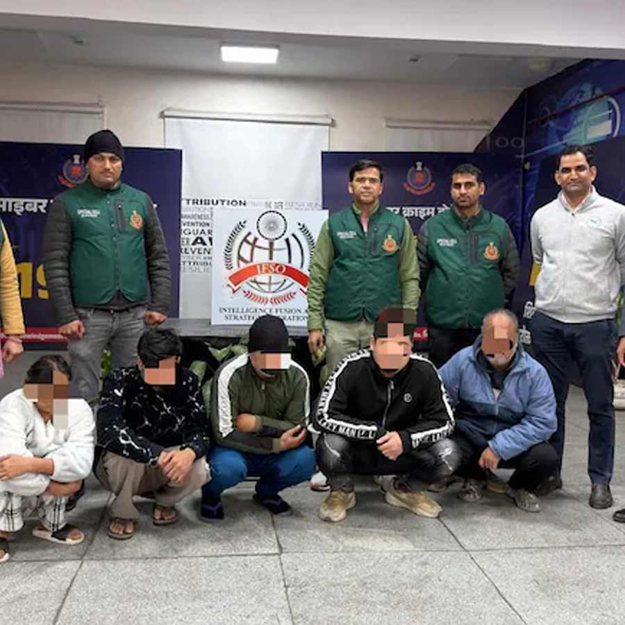 ১০০ কোটি টাকার সাইবার প্রতারণার ঘটনায় সাত জনকে গ্রেফতার করল দিল্লি পুলিশ।