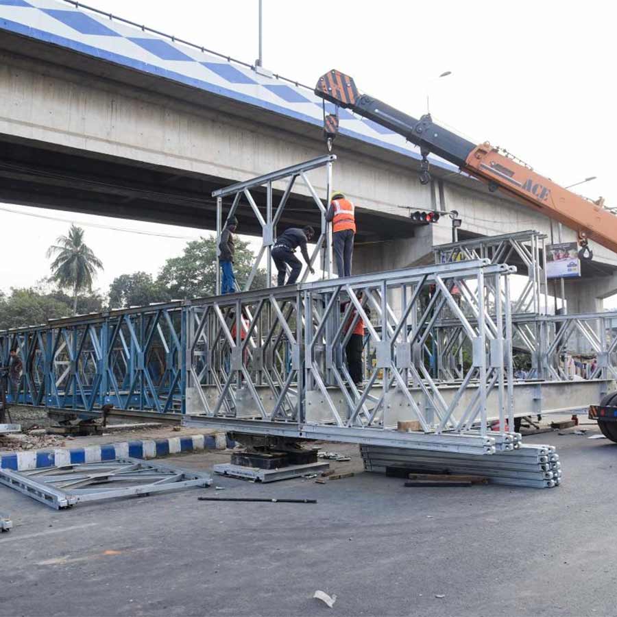 উদ্যোগ: কেষ্টপুর খালের উপরে তৃতীয় বেলি সেতু বসানোর কাজ চলছে। শনিবার।