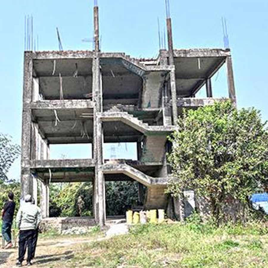 সেই জমি ও অর্ধনির্মিত বাড়ি। মায়াকোলে।