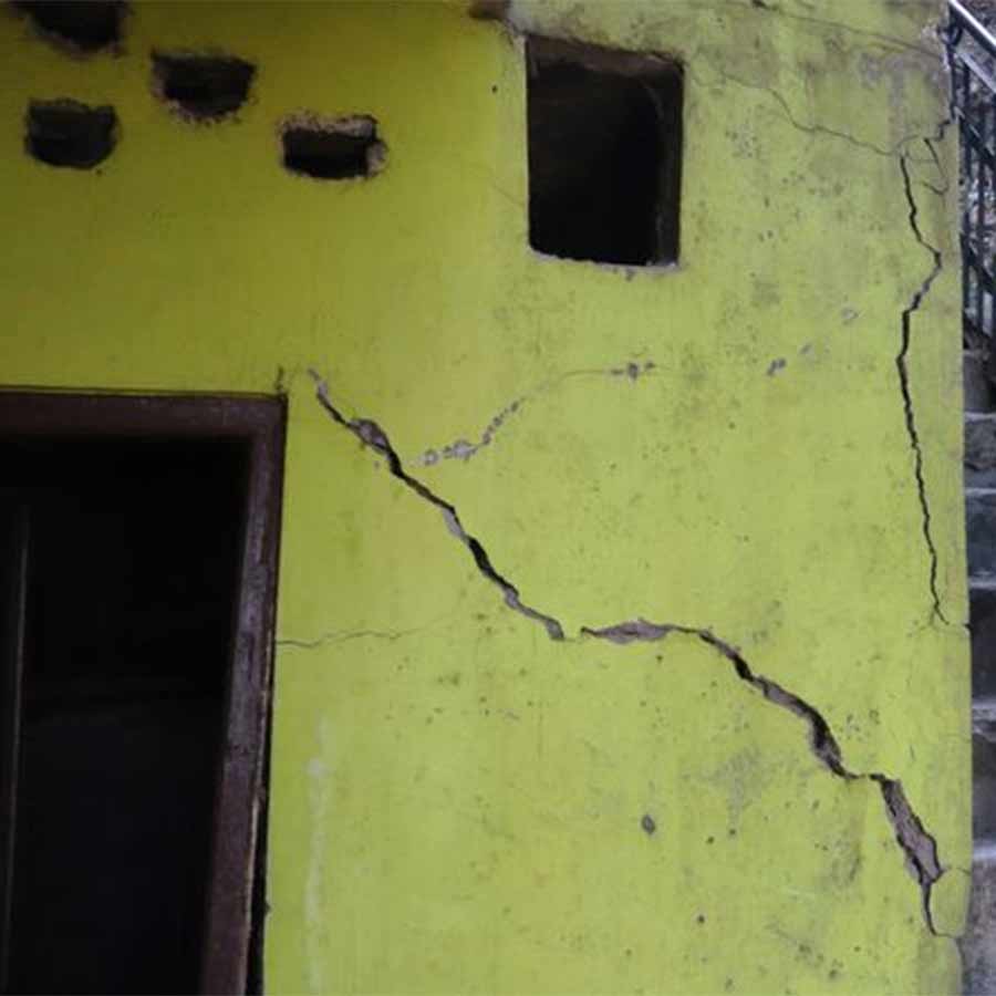 বাড়িতে ফাটল ধরেছে। ছবি: সংগৃহীত।
