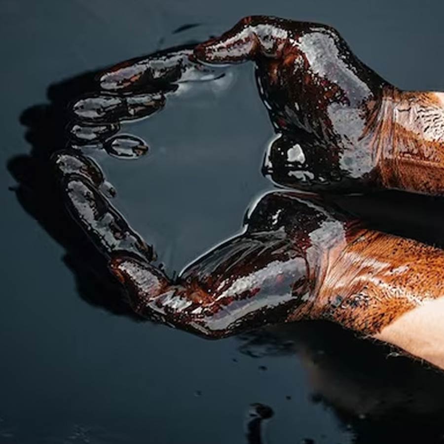 Russia becomes a paper made tiger as oil vessel captured by US Marines in front of Moscow’s nuclear submarine