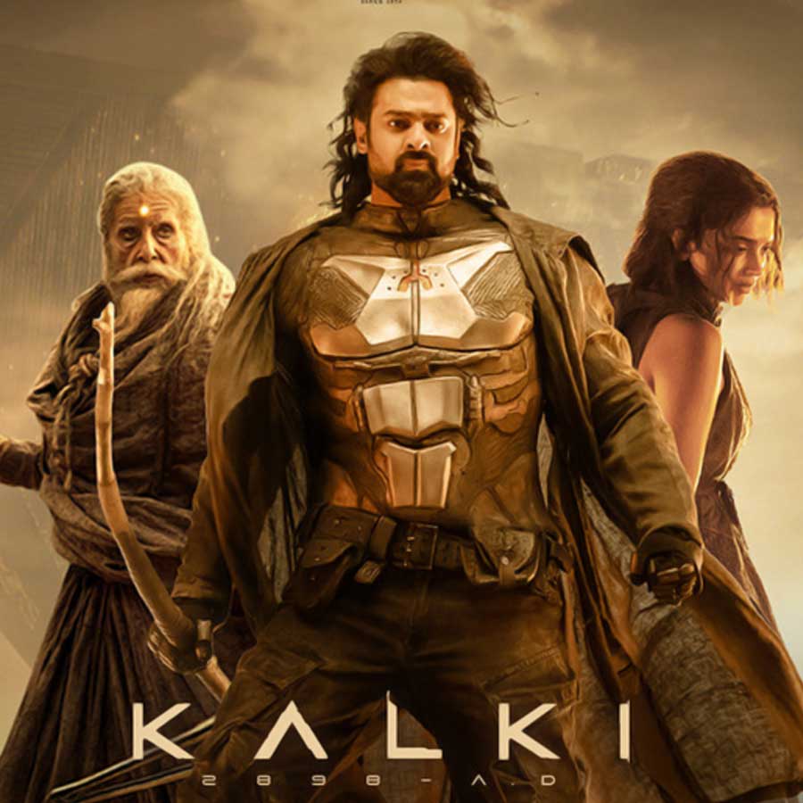 ‘পুষ্পা: দ্য রুল— পার্ট ২’ মুক্তির বছরেই প্রেক্ষাগৃহে মুক্তি পায় ‘কল্কি ২৮৯৮ এডি’। দক্ষিণী ছবি হলেও এই সিনেমায় অভিনয় করেন অমিতাভ বচ্চন এবং দীপিকা পাড়ুকোনের মতো বলি তারকারাও।