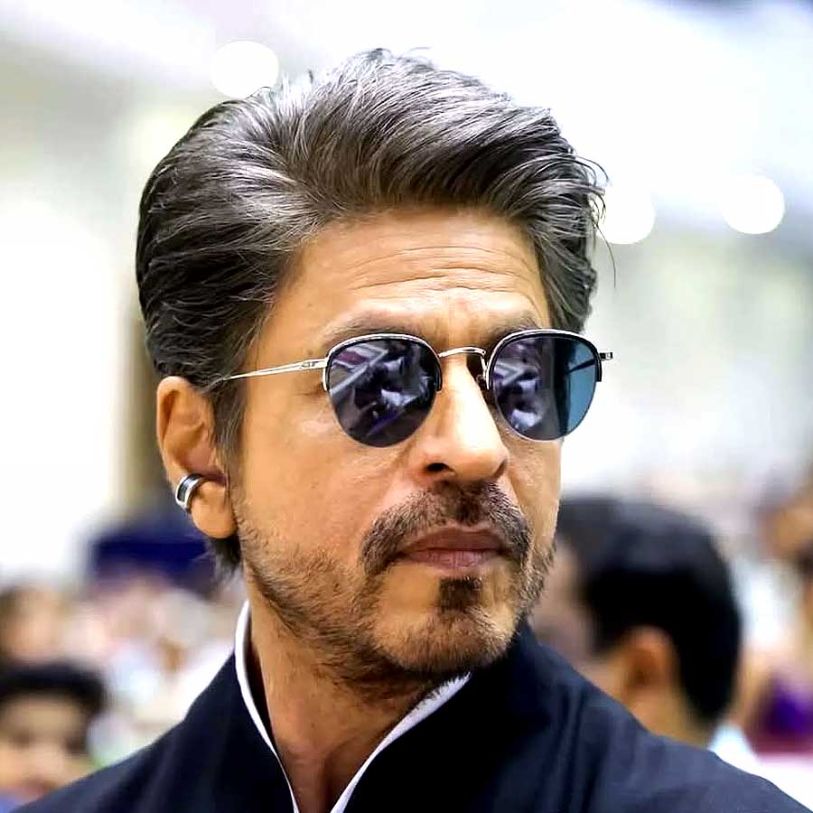 চার বছরের বিরতির পর ২০২৩ সালে বলিপাড়ায় ‘কামব্যাক’ করেন শাহরুখ খান। একই বছরে পর পর তিনটি ছবি মুক্তি পায় বলিউডের ‘বাদশা’র। সেই তিনটি ছবির মধ্যে দু’টি ছবিই ১ হাজার কোটি টাকার ক্লাবে জায়গা করে নেয়।