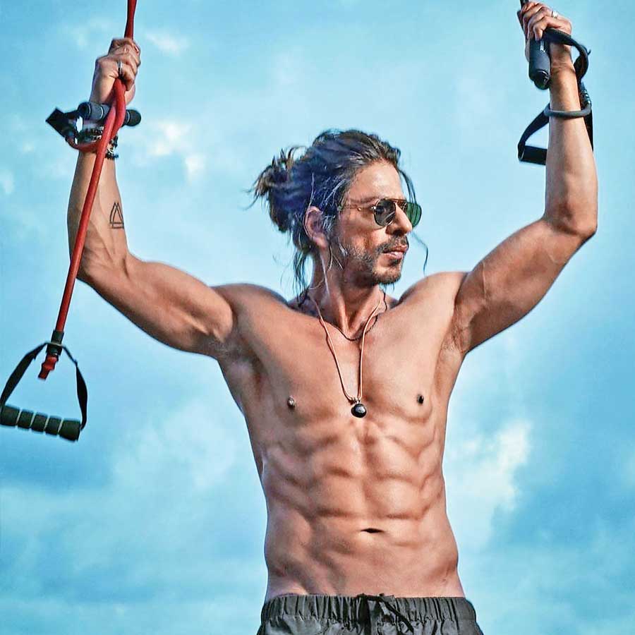 ২০২৩ সালের জানুয়ারি মাসে প্রেক্ষাগৃহে মুক্তি পায় ‘পাঠান’। মুক্তির ২৭ দিনের মাথায় বিশ্বব্যাপী ১০৫৫ কোটি টাকার ব্যবসা করে ১ হাজার কোটি টাকার ক্লাবে নাম লিখিয়ে ফেলে শাহরুখের এই ছবি।