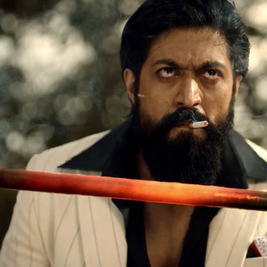 ১ হাজার কোটি টাকার ক্লাবে জায়গা করে নেওয়ার আগে আরও একটি নজির গড়ে ফেলে যশের ছবি। ‘কেজিএফ চ্যাপ্টার ২’ প্রথম কন্নড় ছবি যা মুক্তির ৩ দিনের মাথায় বিশ্বব্যাপী ২৫০ কোটি টাকা উপার্জন করে।