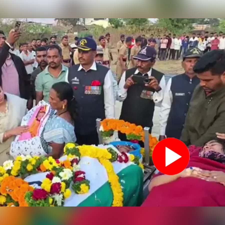 8 Hour Old Daughter Meets Martyred Father On His Last Rites, Wife Reaches Funeral On Stretcher In Maharashtra’s Satara dgtl