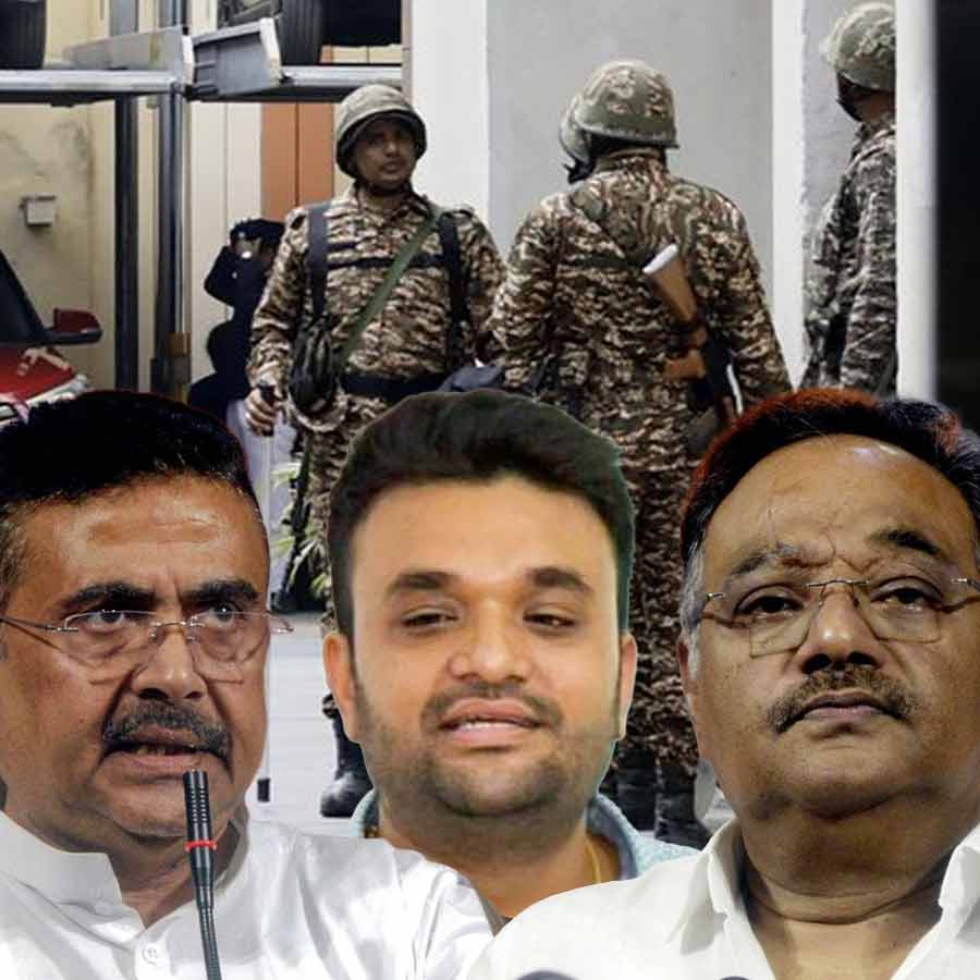 (বাঁ দিক থেকে) বিধানসভার বিরোধী দলনেতা শুভেন্দু অধিকারী, আইপ্যাক কর্ণধার প্রতীক জৈন এবং বিজেপির রাজ্য সভাপতি শমীক ভট্টাচার্য।