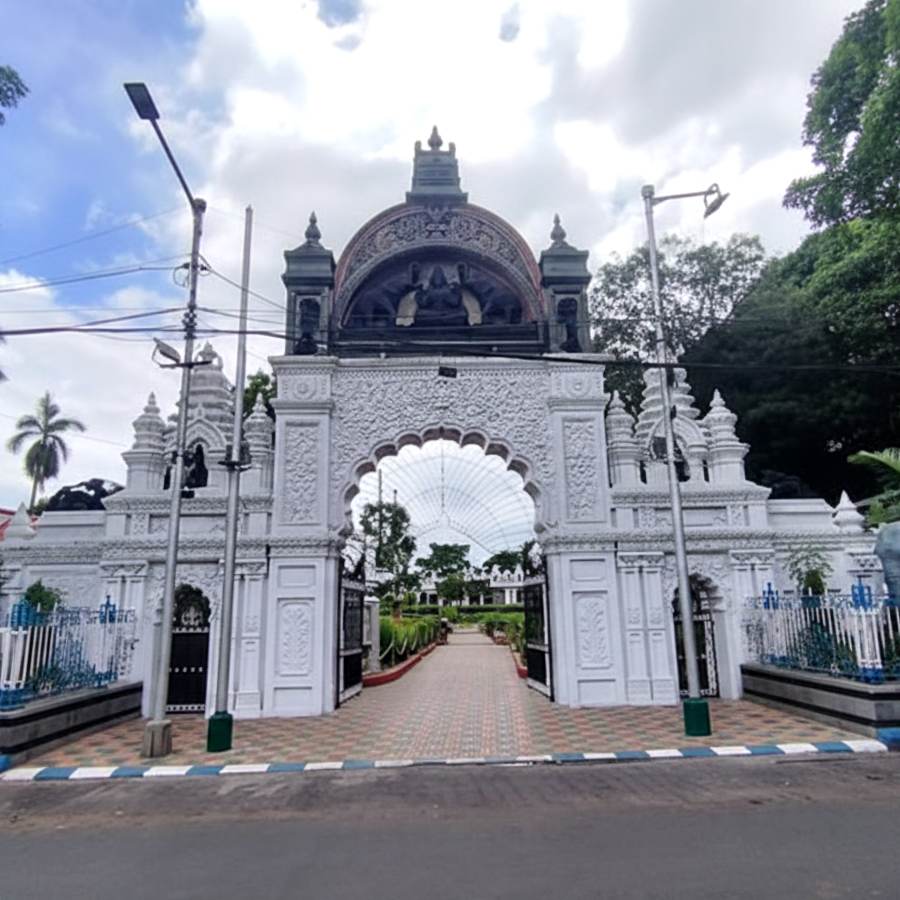 মহীশূর উদ্যানের প্রবেশপথের তোরণ।