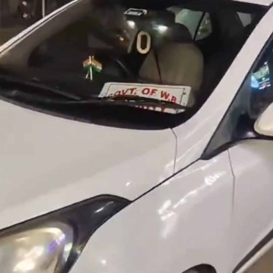 এই গাড়ি ঘিরেই বিতর্ক।