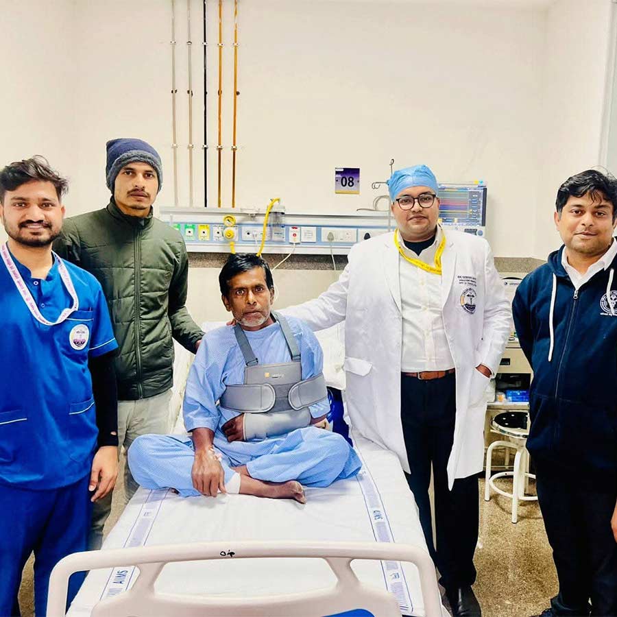 এইমসের আধুনিক ট্রমা কেয়ার ও বিরল অস্ত্রোপচারের পর সুস্থ মুর্শিদাবাদের বড়ঞার ভৈরব ঘোষ।