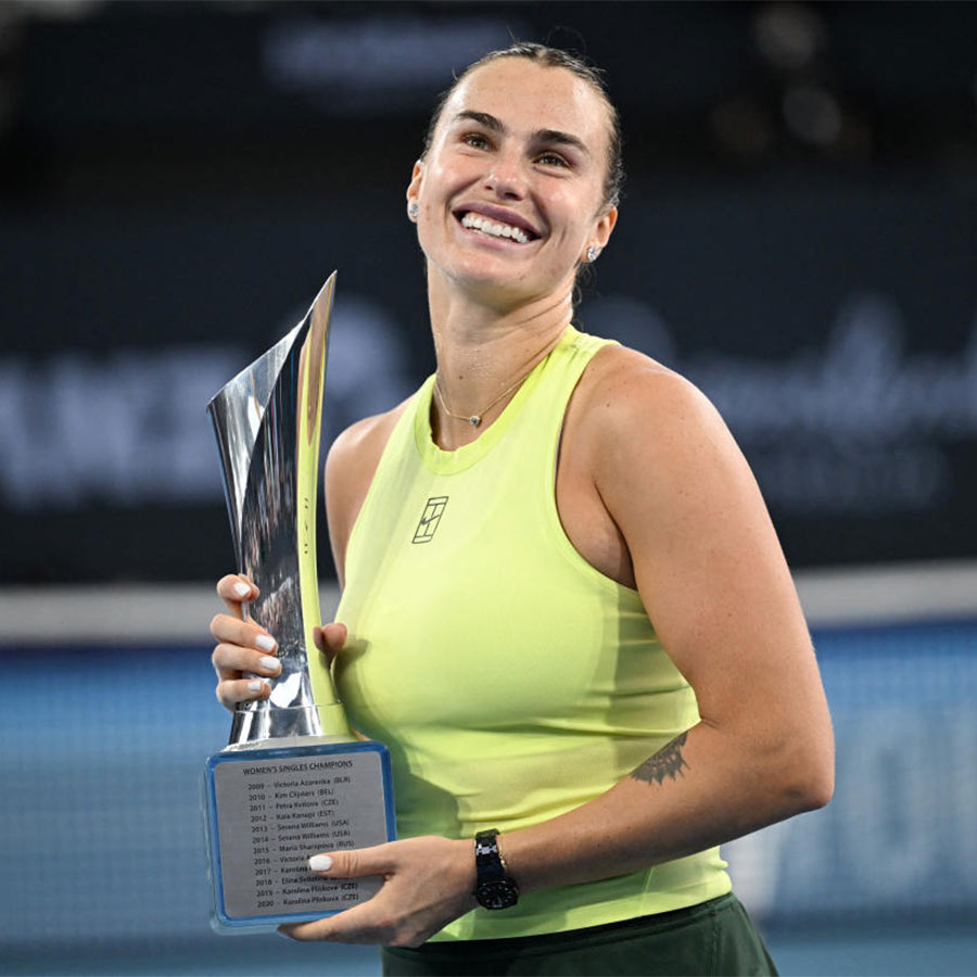 সেরা: স্ট্রেট সেটে ব্রিসবেনে জিতে ট্রফি নিয়ে সাবালেঙ্কা।