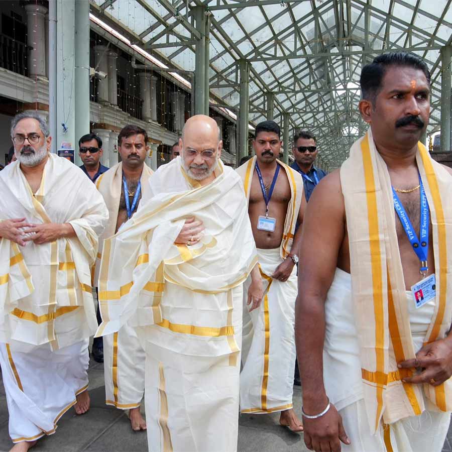 পদ্মনাভস্বামী মন্দিরে কেন্দ্রীয় স্বরাষ্ট্রমন্ত্রী অমিত শাহ। পাশে বিজেপির কেরল রাজ্য সভাপতি রাজীব চন্দ্রশেখরন। তিরুঅন্তপুরমে।