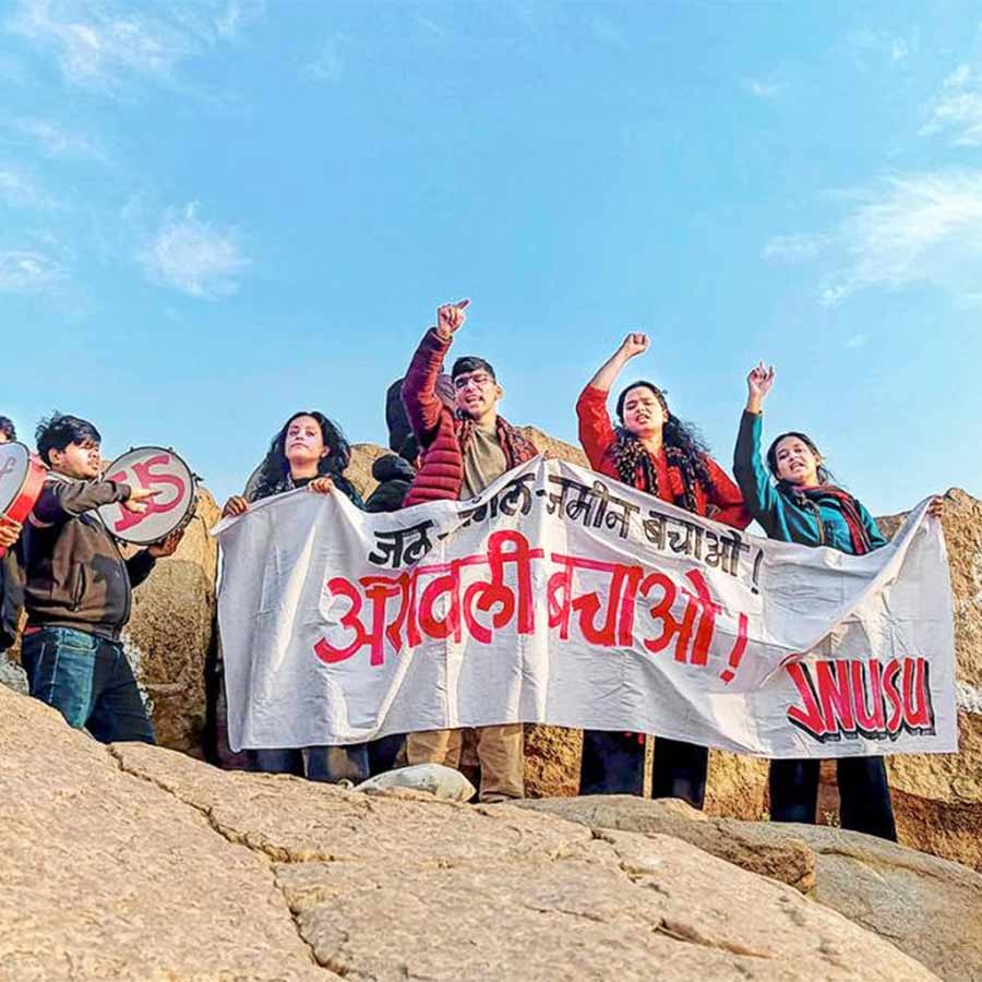 আশঙ্কিত: আরাবল্লীর সংরক্ষণের দাবিতে এগিয়ে এসেছে কলেজপড়ুয়া ছাত্রছাত্রীরাও, জওহরলাল নেহরু ইউনিভার্সিটি, দিল্লি, ২৭ ডিসেম্বর।