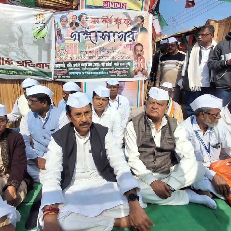 Congress stages hunger satyagraha protesting dilution of MNREGA