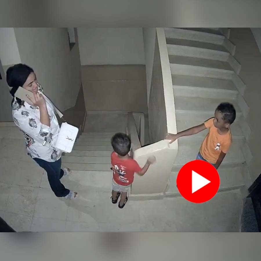 Video claims a mother kicks son angrily while talking in phone
