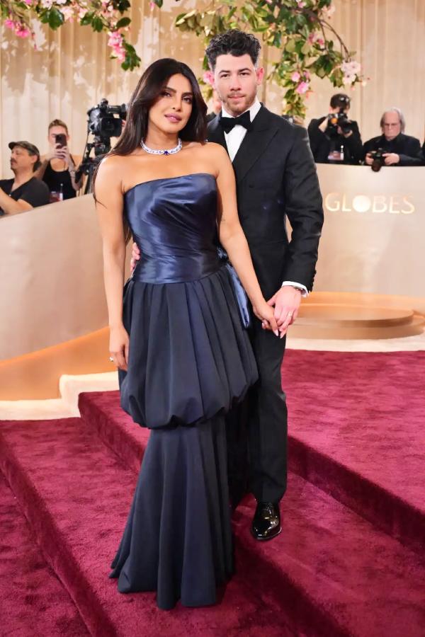 স্বামী নিক জোনাসের সঙ্গে রেড কার্পেটে। 