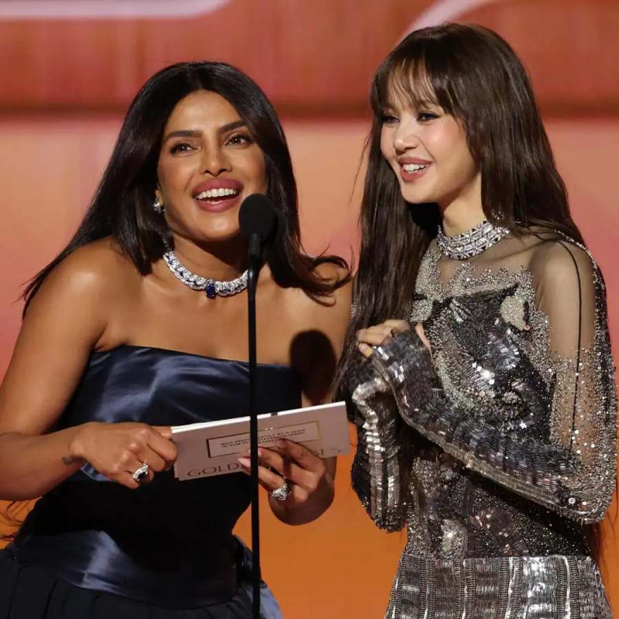 মনোনয়নের ঘোষণা করছেন প্রিয়ঙ্কা চোপড়া। সঙ্গে কে পপ তারকা লিসা। 