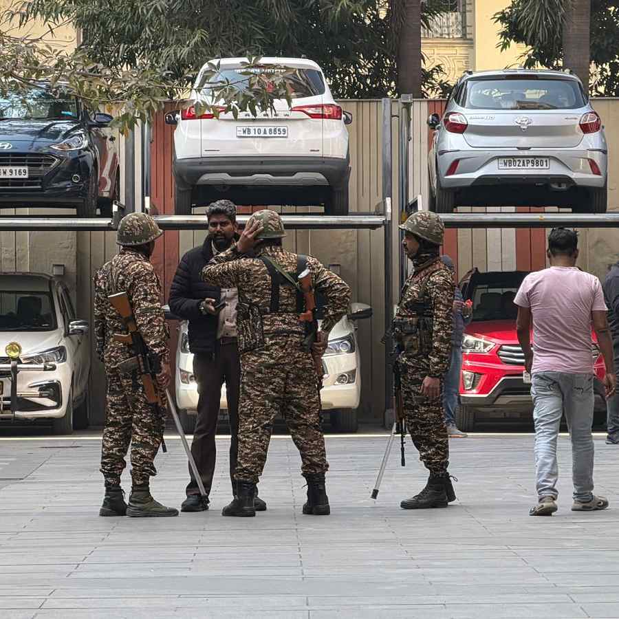 লাউডন স্ট্রিটে আইপ্যাক কর্ণধার প্রতীক জৈনের বাড়িতে ইডি আধিকারিকেরা।