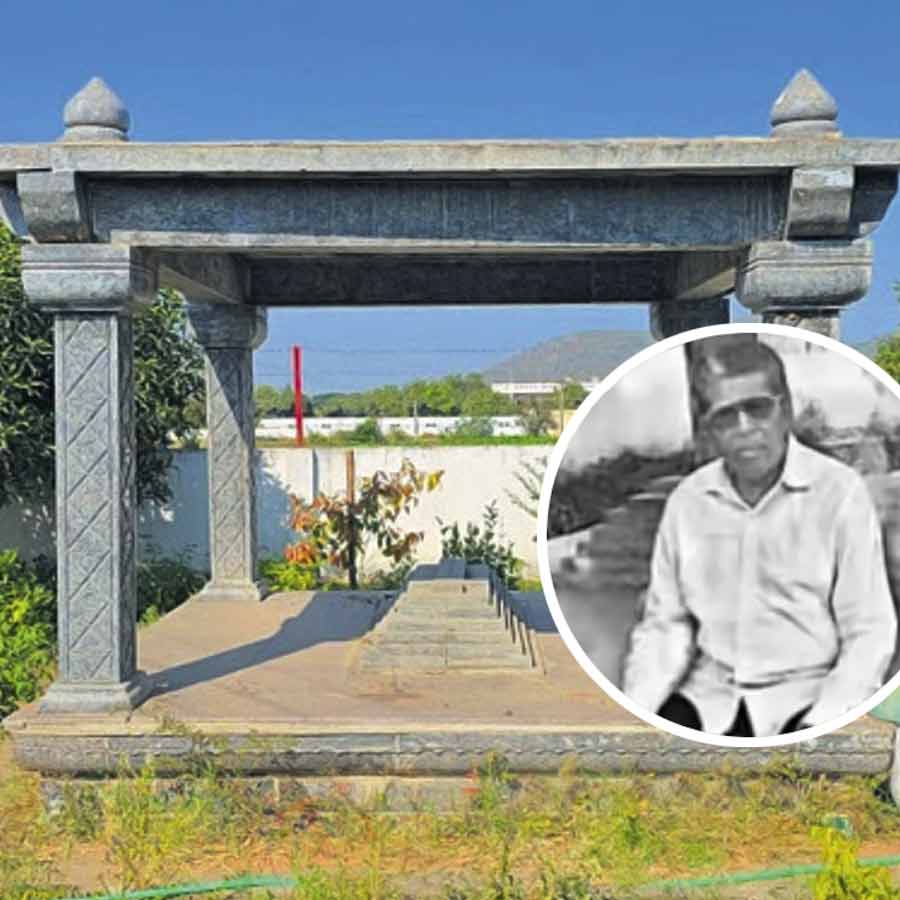 সেই সমাধি। মৃত ইন্দ্রাইয়া (ইনসেটে)