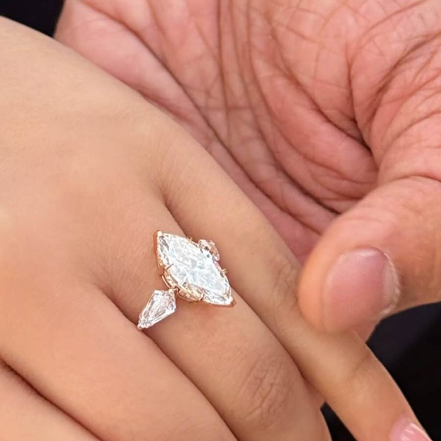 চলতি বছরেই নূপূরকে ত্রিমুখী হিরের আংটি দিয়ে বিয়ের প্রস্তাব দেন স্টেবিন। শনিবার উদয়পুরে খ্রিস্টান মতে বিয়ে করেন তাঁরা। ঘনিষ্ঠ পরিজনদের উপস্থিতিতে বিয়ে সারেন দু’জনে। রবিবার রাতে ভারতীয় সংস্কৃতি মেনেও বিয়ে হয় তাঁদের।