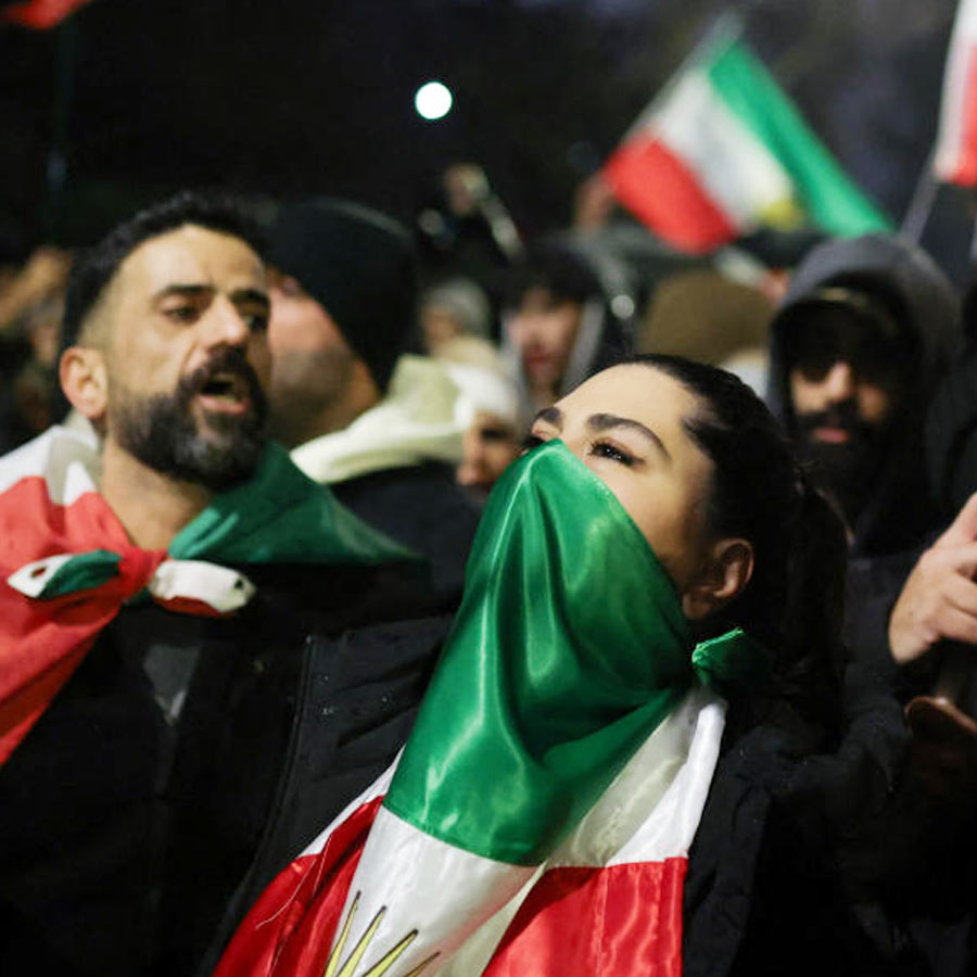 লন্ডনে ইরানের দূতাবাসের বাইরে সে দেশের আন্দোলনকারীদের সমর্থনে জমায়েত।