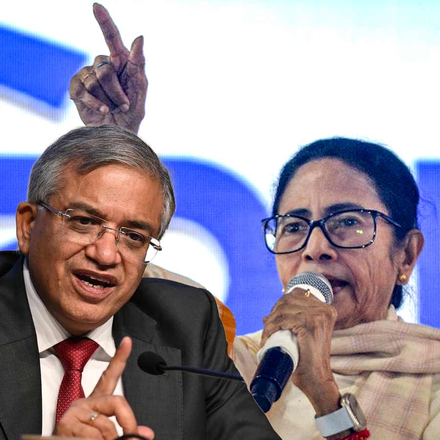 (বাঁ দিকে) জ্ঞানেশ কুমার এবং‌ মমতা বন্দ্যোপাধ্যায় (ডান দিকে)।