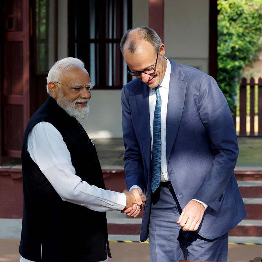 (বাঁ দিকে) প্রধানমন্ত্রী নরেন্দ্র মোদী এবং জার্মানির চান্সেলর (রাষ্ট্রপ্রধান) ফ্রেডরিখ মার্জ়। সোমবার অহমদাবাদের সাবরমতী আশ্রমে।