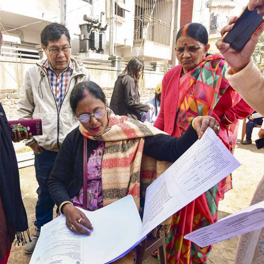 শুনানিকেন্দ্রে এসআইআরের কাজ তদারক করেন মাইক্রো অবজ়ার্ভারেরা।