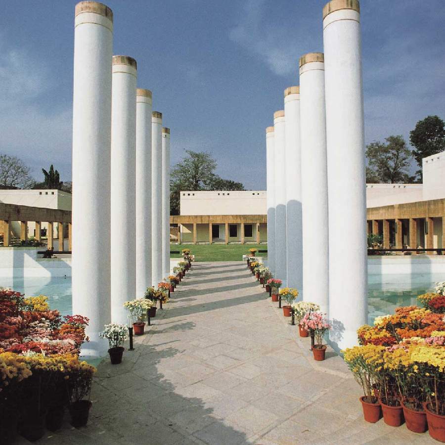 রুশি মোদি সেন্টার অফ এক্সেলেন্স ঘুরে নিতে পারেন।