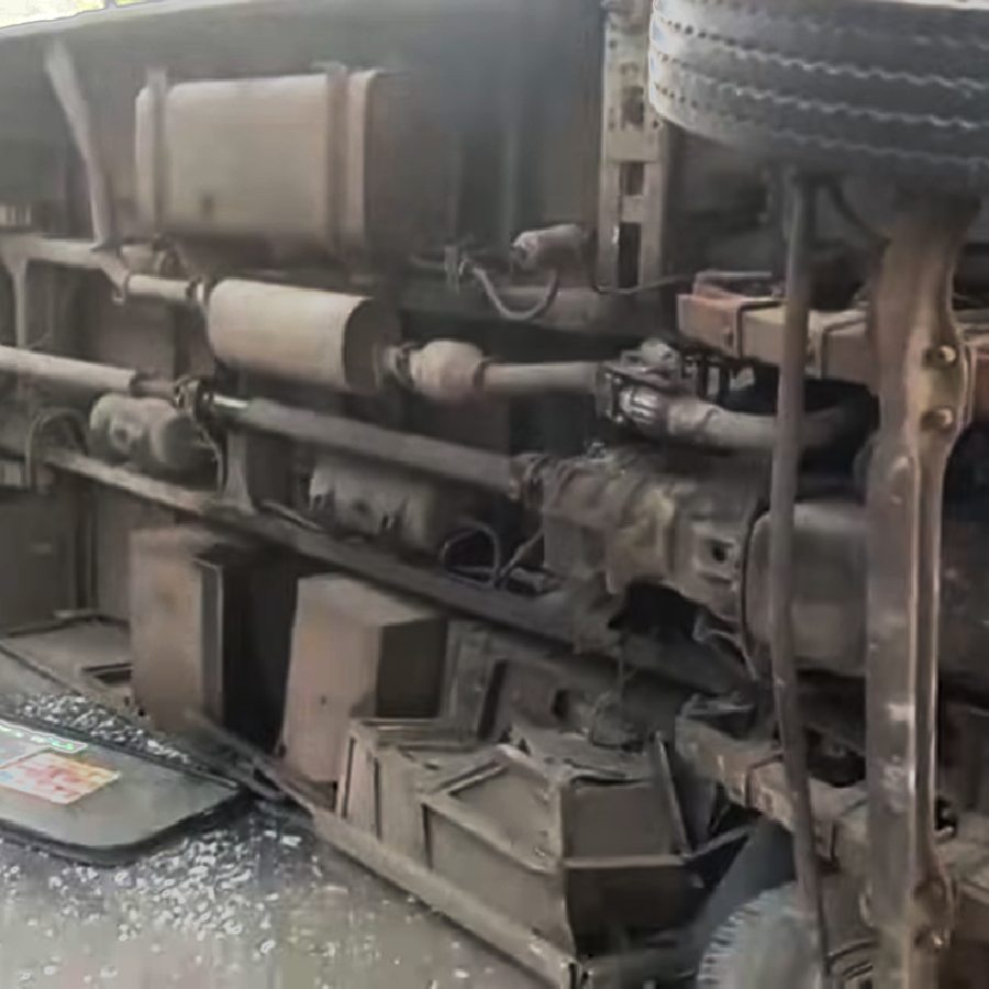 উল্টে পড়ে রয়েছে দুর্ঘটনাগ্রস্ত বাসটি। মঙ্গলবার সকালে কলকাতার তপসিয়া মোড়ে।