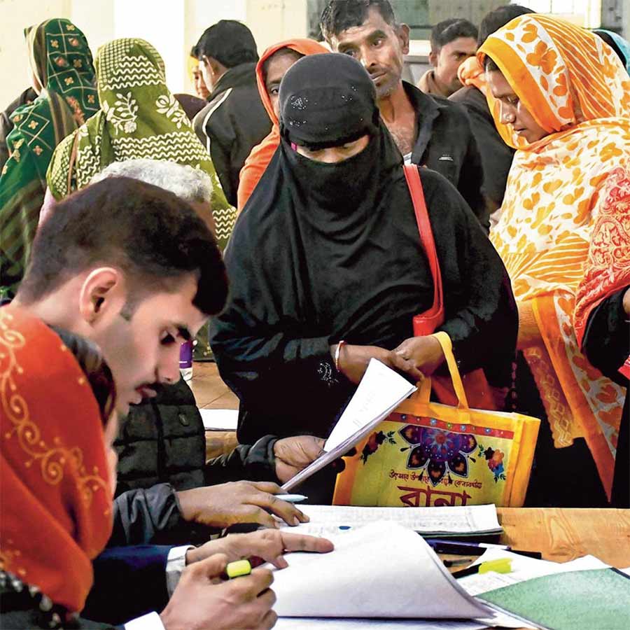 ভোটার তালিকার বিশেষ নিবিড় সংশোধনের শুনানিতে ভিড়।