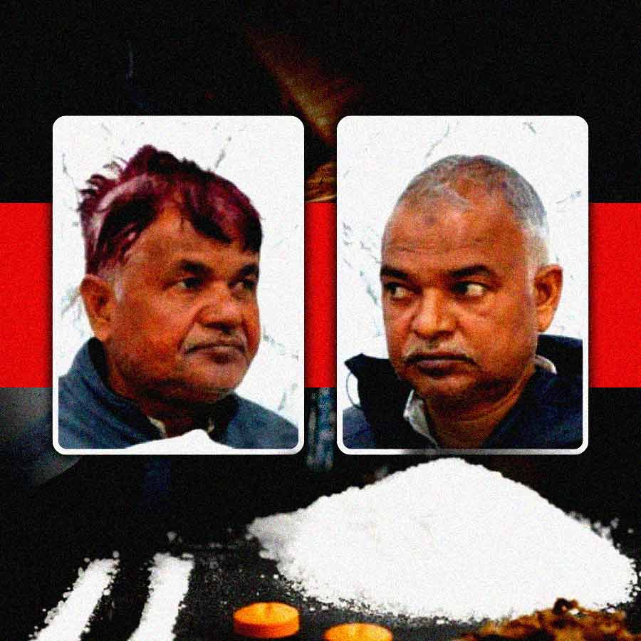 কাকা-ভাইপো গ্রেফতার: এনারুল শেখ এবং শওকত শেখকে পাকড়াও করেছে মালদহ জেলা পুলিশ।