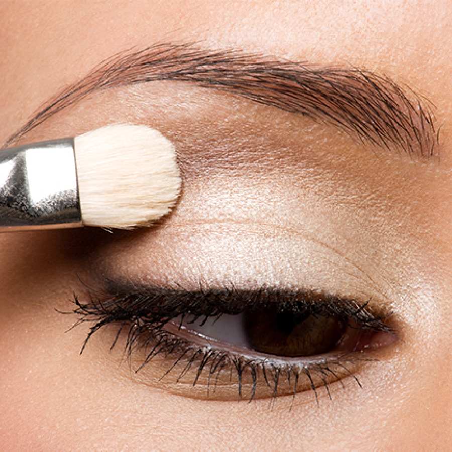 ব্রাশের সাহায্যে ব্যবহার করতে পারেন আইশ্যাডো প্রাইমার।
