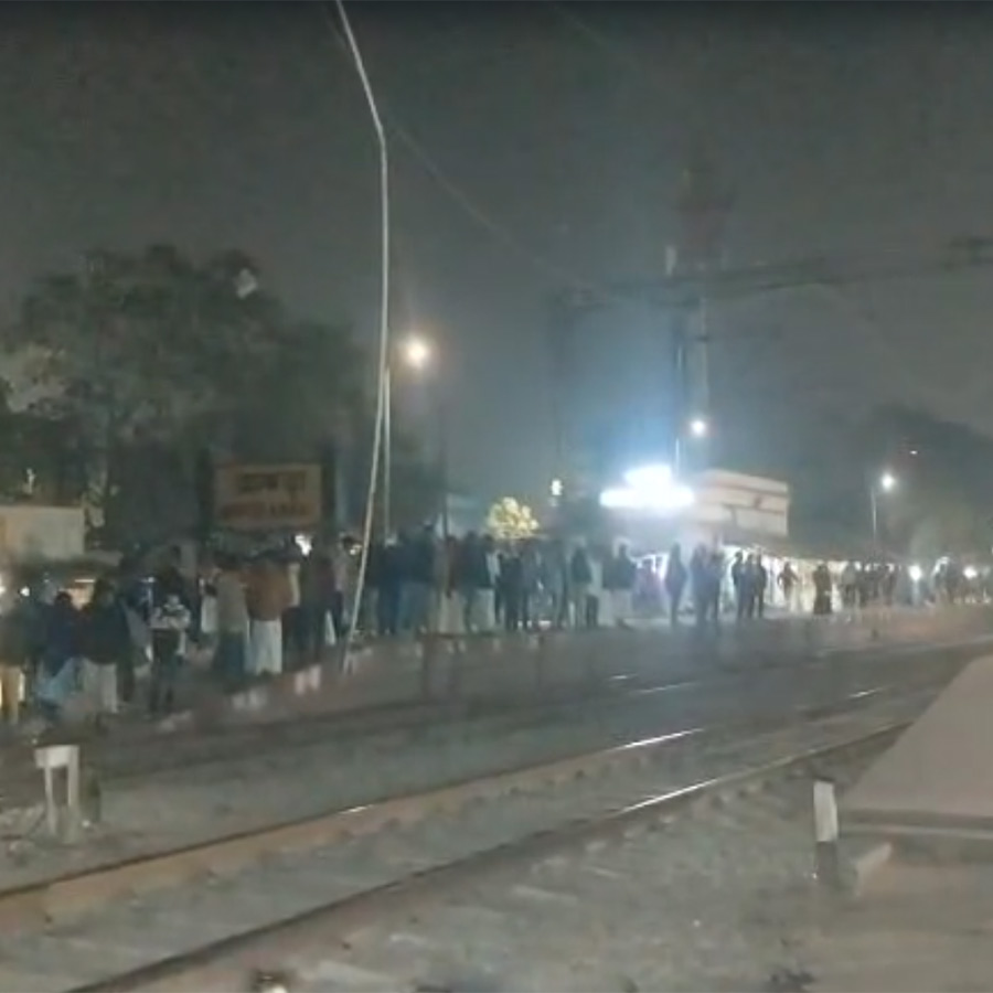 দীর্ঘ ক্ষণ ট্রেন চলাচল বন্ধ থাকায় আকরা স্টেশন চত্বরে যাত্রীদের ভিড়।